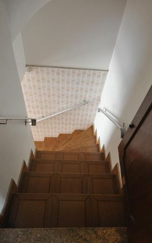 Casa à venda com 286m², 3 quartos e 5 vagasEscada de acesso à garagem