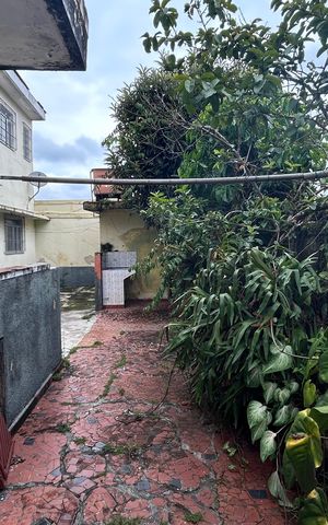 Casa à venda com 250m², 2 quartos e 3 vagas Casa à venda com 250m², 2 quartos e 3 vagasQuintal e Área de Serviço