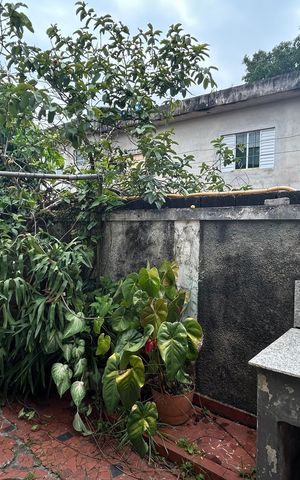 Casa à venda com 250m², 2 quartos e 3 vagas Casa à venda com 250m², 2 quartos e 3 vagasQuintal e Área de Serviço