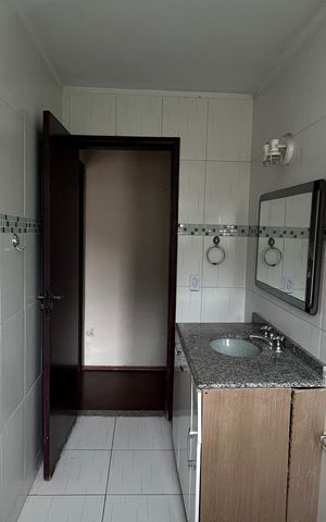 Casa à venda com 250m², 2 quartos e 3 vagas Casa à venda com 250m², 2 quartos e 3 vagasEdícula - Banheiro Social