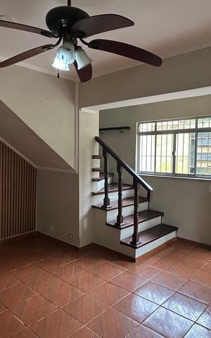 Casa à venda com 250m², 2 quartos e 3 vagas Casa à venda com 250m², 2 quartos e 3 vagasEdícula - Sala de Estar