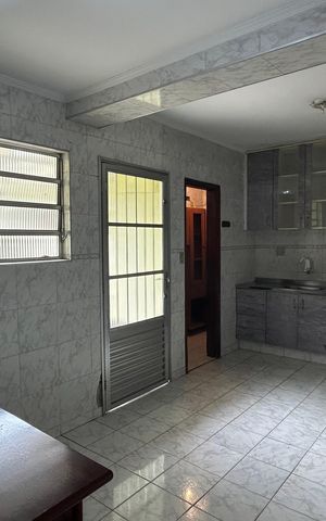 Casa à venda com 250m², 2 quartos e 3 vagas Casa à venda com 250m², 2 quartos e 3 vagasEdícula - Cozinha