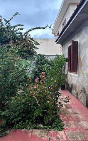 Casa à venda com 250m², 2 quartos e 3 vagas Casa à venda com 250m², 2 quartos e 3 vagasJardim