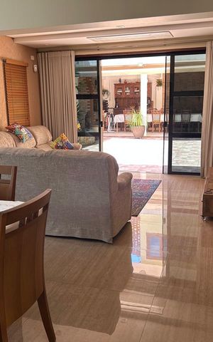 Casa à venda com 500m², 3 quartos e 3 vagas Casa à venda com 500m², 3 quartos e 3 vagasSala