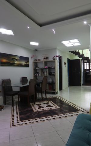 Casa à venda com 205m², 3 quartos e 4 vagasSala