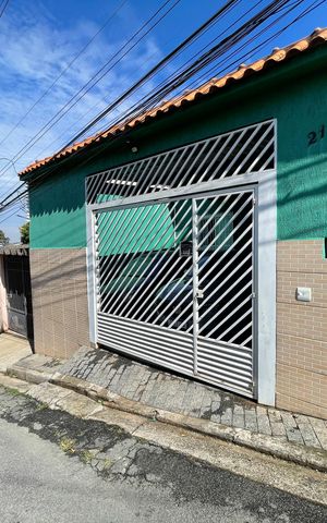 Casa à venda com 130m², 1 quarto e 3 vagas Casa à venda com 130m², 1 quarto e 3 vagasFachada