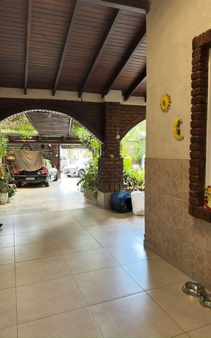 Casa à venda com 500m², 5 quartos e 3 vagas Casa à venda com 500m², 5 quartos e 3 vagasÁrea externa
