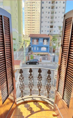 Casa à venda com 212m², 3 quartos e 4 vagas Casa à venda com 212m², 3 quartos e 4 vagasQuarto 2 - Suíte Varanda