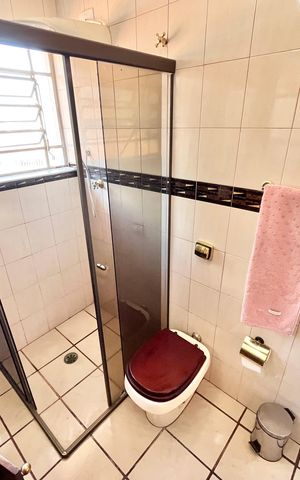 Casa à venda com 212m², 3 quartos e 4 vagas Casa à venda com 212m², 3 quartos e 4 vagasBanheiro da Suíte 2