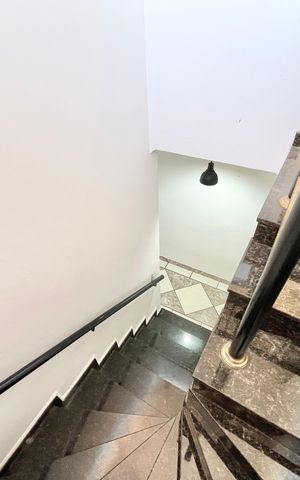 Casa à venda com 212m², 3 quartos e 4 vagas Casa à venda com 212m², 3 quartos e 4 vagasEscada