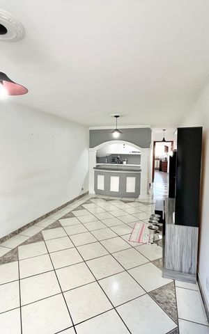 Casa à venda com 212m², 3 quartos e 4 vagas Casa à venda com 212m², 3 quartos e 4 vagasSala