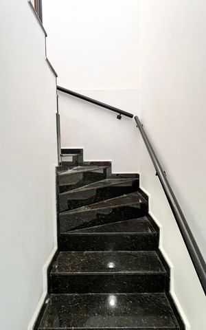 Casa à venda com 212m², 3 quartos e 4 vagas Casa à venda com 212m², 3 quartos e 4 vagasEscada