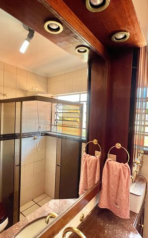 Casa à venda com 212m², 3 quartos e 4 vagas Casa à venda com 212m², 3 quartos e 4 vagasBanheiro da Suíte 2