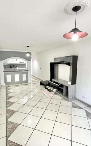 Casa à venda com 212m², 3 quartos e 4 vagas Casa à venda com 212m², 3 quartos e 4 vagasSala