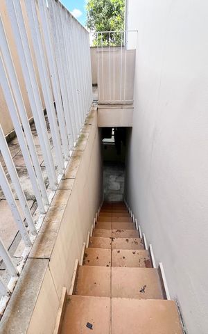 Casa à venda com 212m², 3 quartos e 4 vagas Casa à venda com 212m², 3 quartos e 4 vagasEscada