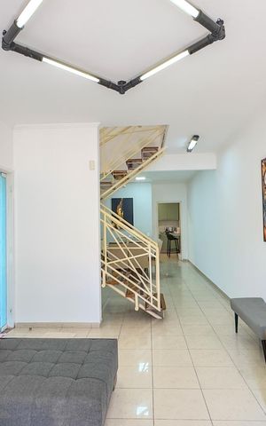 Casa à venda com 305m², 4 quartos e 2 vagasSala