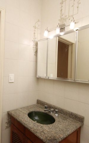 Casa à venda com 160m², 4 quartos e 2 vagas Casa à venda com 160m², 4 quartos e 2 vagasBanheiro 1