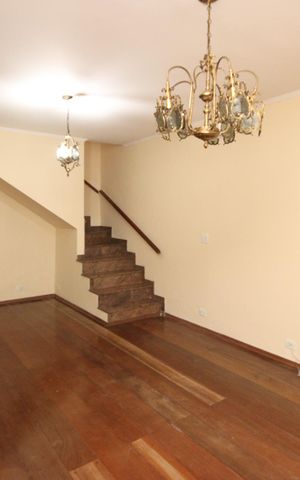 Casa à venda com 160m², 4 quartos e 2 vagas Casa à venda com 160m², 4 quartos e 2 vagasSala