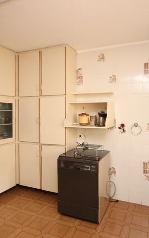 Casa à venda com 160m², 4 quartos e 2 vagas Casa à venda com 160m², 4 quartos e 2 vagasCozinha