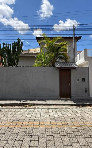 Casa à venda com 235m², 4 quartos e 3 vagas Casa à venda com 235m², 4 quartos e 3 vagasFachada