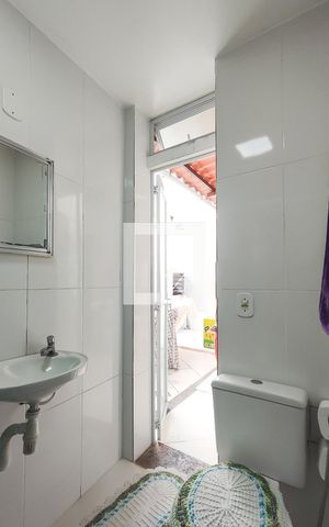 Casa à venda com 90m², 2 quartos e 1 vaga Casa à venda com 90m², 2 quartos e 1 vagaBanheiro