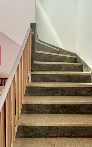 Casa à venda com 93m², 2 quartos e 1 vaga Casa à venda com 93m², 2 quartos e 1 vagaEscada