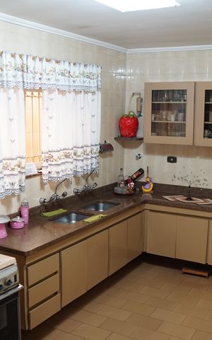 Casa à venda com 147m², 2 quartos e 6 vagasCozinha - Armários