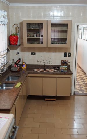 Casa à venda com 147m², 2 quartos e 6 vagasCozinha - Armários