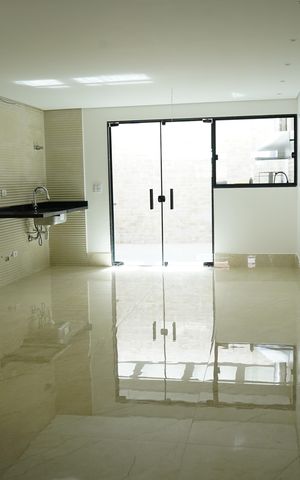 Casa à venda com 120m², 3 quartos e 2 vagasSala e cozinha
