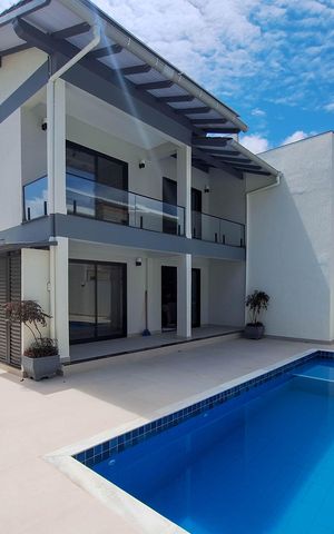 Casa à venda com 395m², 7 quartos e 5 vagas Casa à venda com 395m², 7 quartos e 5 vagasPiscina