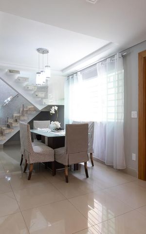 Casa à venda com 339m², 4 quartos e 2 vagas Casa à venda com 339m², 4 quartos e 2 vagasSala