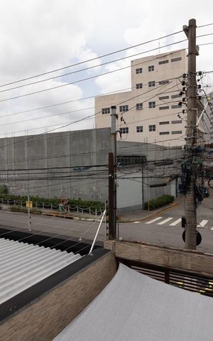 Casa à venda com 339m², 4 quartos e 2 vagas Casa à venda com 339m², 4 quartos e 2 vagasVista da Sacada