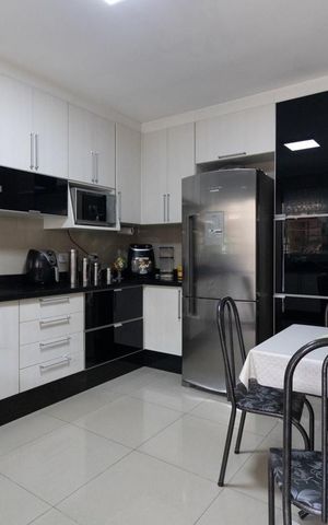 Casa à venda com 339m², 4 quartos e 2 vagas Casa à venda com 339m², 4 quartos e 2 vagasCozinha