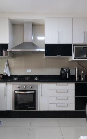 Casa à venda com 339m², 4 quartos e 2 vagas Casa à venda com 339m², 4 quartos e 2 vagasCozinha