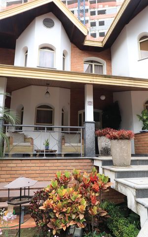 Casa de condomínio para alugar com 450m², 4 quartos e 6 vagasFachada