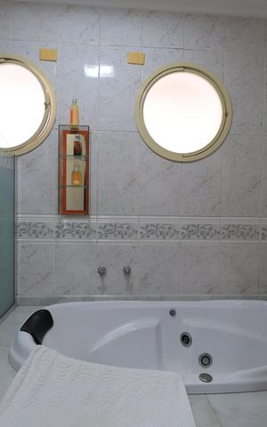Casa de condomínio para alugar com 450m², 4 quartos e 6 vagasBanheiro da Suíte 4