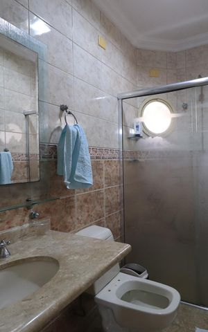 Casa de condomínio para alugar com 450m², 4 quartos e 6 vagasBanheiro da Suíte 2