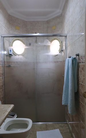 Casa de condomínio para alugar com 450m², 4 quartos e 6 vagasBanheiro da Suíte 2