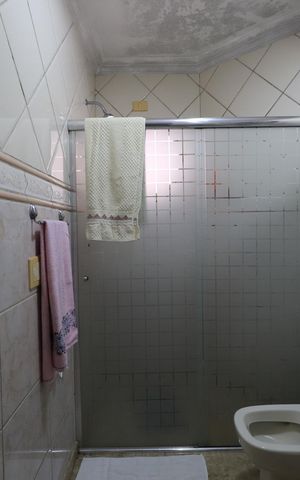 Casa de condomínio para alugar com 450m², 4 quartos e 6 vagasBanheiro da Suíte 1