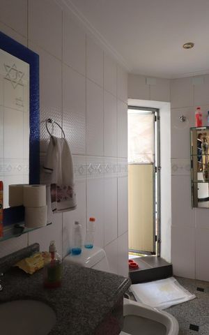 Casa de condomínio para alugar com 450m², 4 quartos e 6 vagasBanheiro de serviço