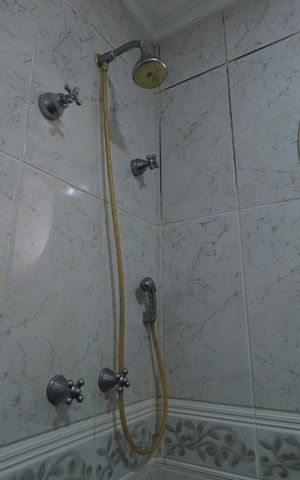 Casa de condomínio para alugar com 450m², 4 quartos e 6 vagasBanheiro da Suíte 4
