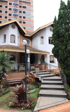 Casa de condomínio para alugar com 450m², 4 quartos e 6 vagasFachada