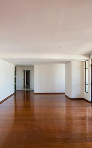 Apartamento à venda com 300m², 4 quartos e 2 vagas Apartamento à venda com 300m², 4 quartos e 2 vagasSala