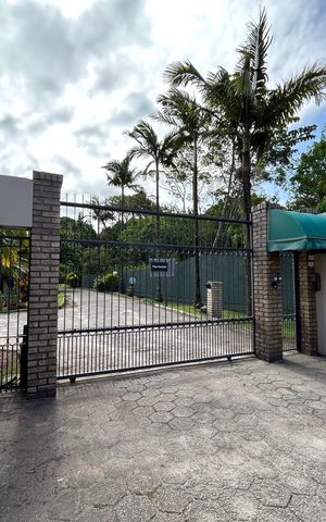 Casa de condomínio para alugar com 120m², 2 quartos e 2 vagas Casa de condomínio para alugar com 120m², 2 quartos e 2 vagasFachada