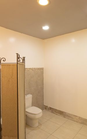Casa de condomínio para alugar com 400m², 2 quartos e 4 vagas Casa de condomínio para alugar com 400m², 2 quartos e 4 vagasBanheiro da Suíte 2