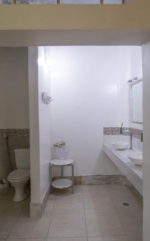 Casa de condomínio para alugar com 400m², 2 quartos e 4 vagas Casa de condomínio para alugar com 400m², 2 quartos e 4 vagasBanheiro da Suíte