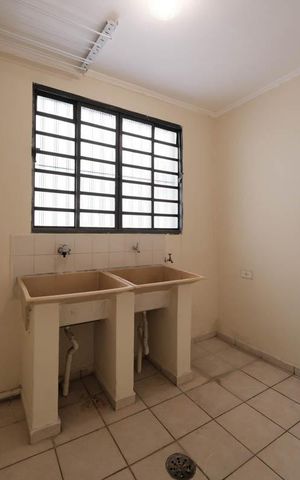 Casa à venda com 240m², 4 quartos e 2 vagasCozinha e Área de Serviço