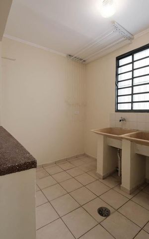 Casa à venda com 240m², 4 quartos e 2 vagasCozinha e Área de Serviço