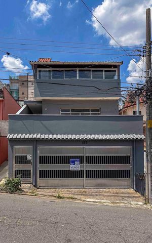 Casa à venda com 270m², 4 quartos e 4 vagasFachada
