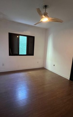 Casa à venda com 250m², 5 quartos e 2 vagas Casa à venda com 250m², 5 quartos e 2 vagasQuarto 2